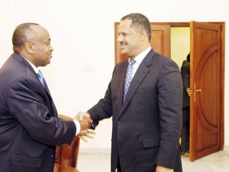 رئيس الوزراء لدى استقباله وزير الداخلية الجيبوتي أمس